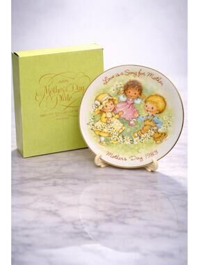 Avon 1983 Mother’s Day “Love Is A Song” Plate With Box & Stand, 5”
